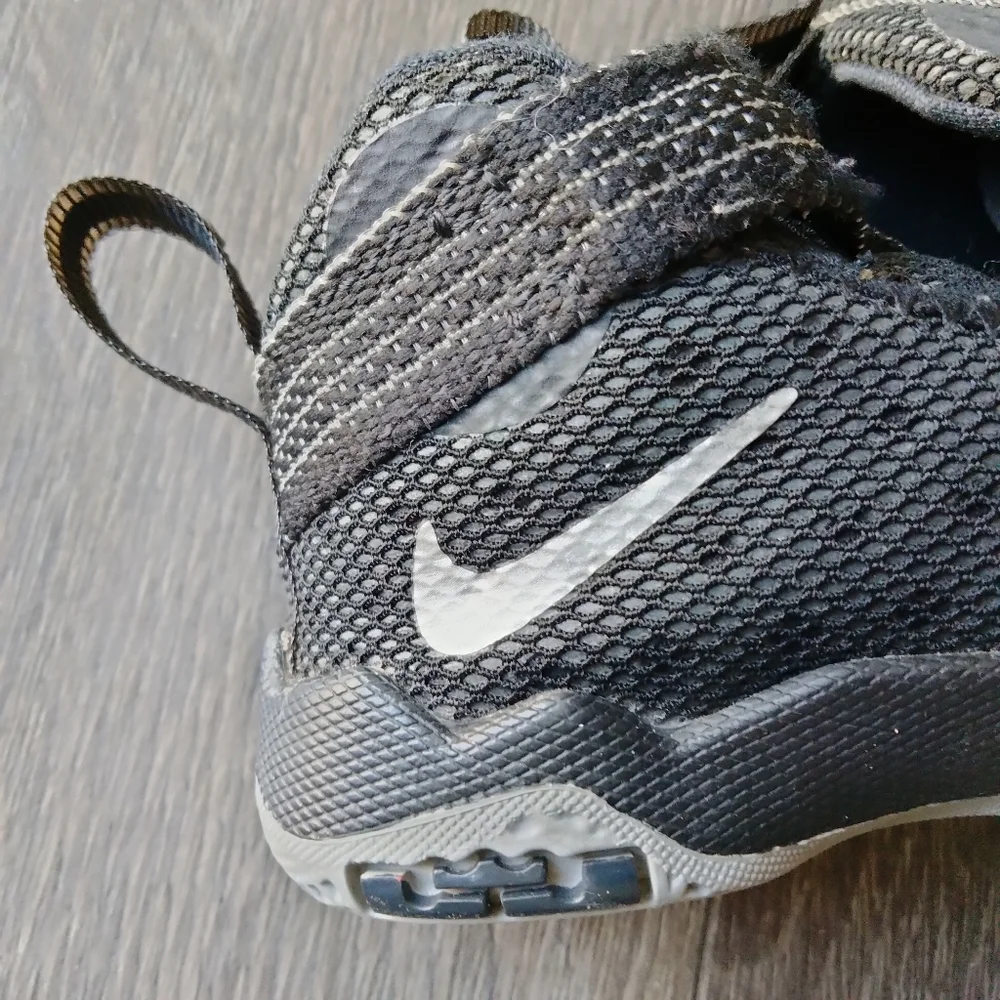 Nike lebron soldier